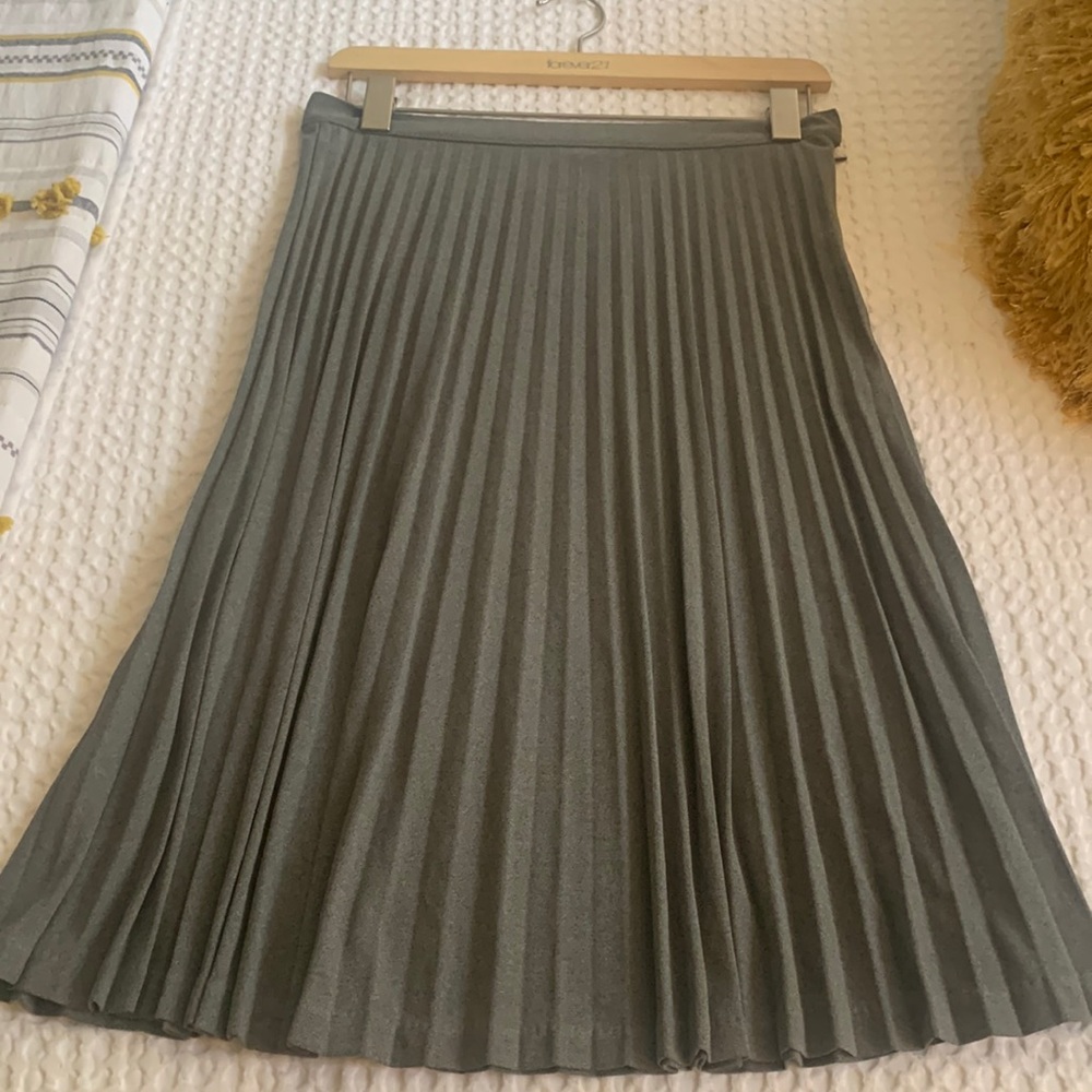 Gap pencil pleaded midi skirt.